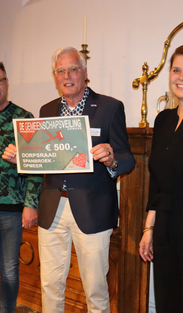 Gemeenschapsveiling schenkt Dorpsraad Spanbroek-Opmeer € 500 - fotograaf Nancy Holderbeke